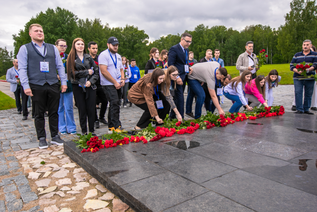 Молодые профактивисты из 11 стран почтили память жителей сожженных белорусских деревень