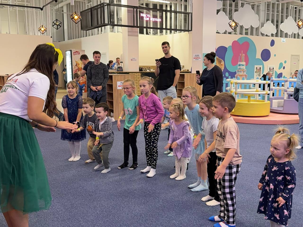 Забавная пицца, бумажное диско и волшебные горки: как Минская ТЭЦ-4 отметила Неделю родительской любви