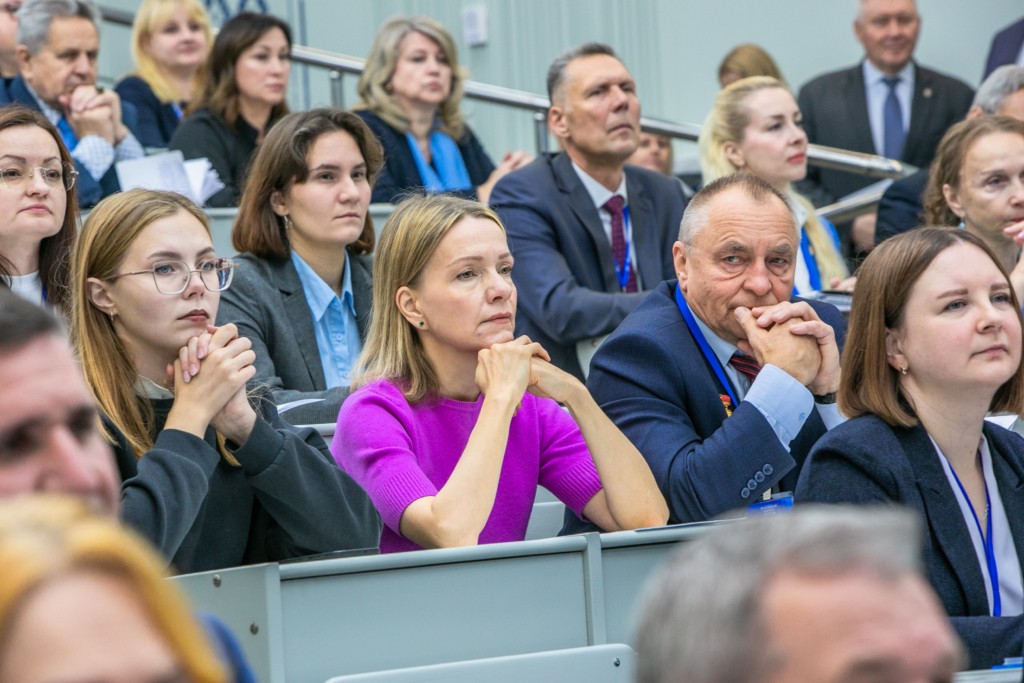 Развитие соцпартнерства в современных условиях обсуждают на конференции, приуроченной к 35-летию ФПБ