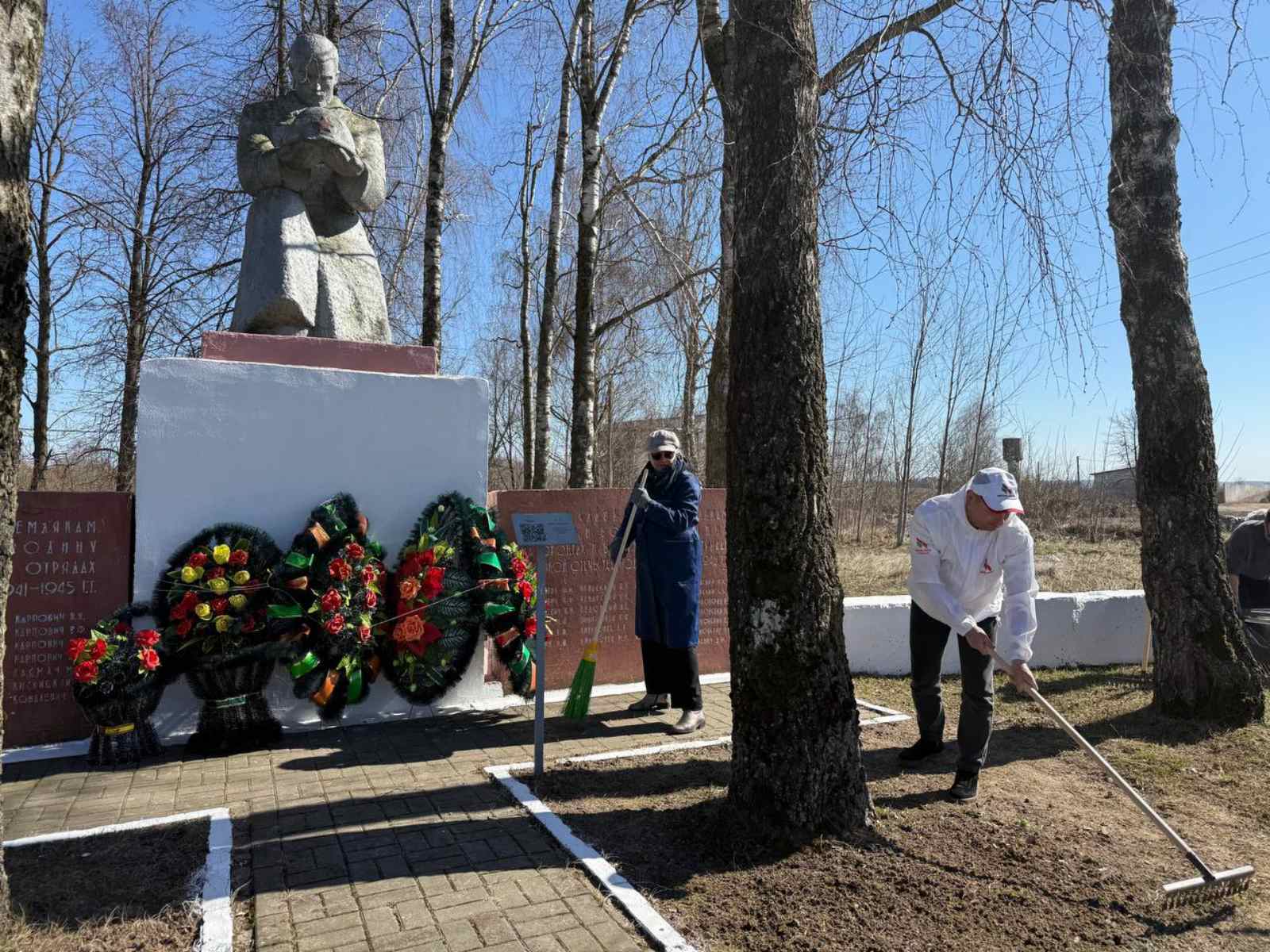 Активисты Молодечненских электросетей привели в порядок воинский мемориал в Пекарях