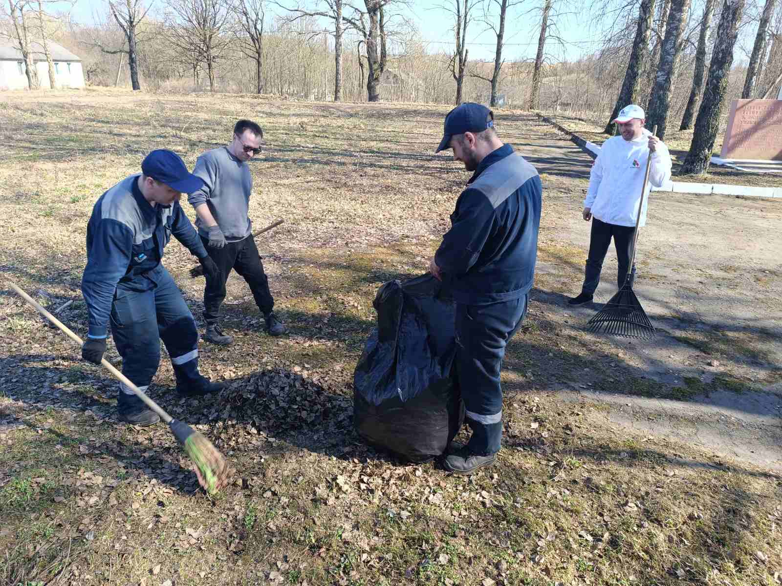 Активисты Молодечненских электросетей привели в порядок воинский мемориал в Пекарях