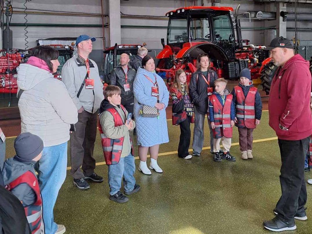 Работники Минской ТЭЦ-4 познакомились с устройством тракторостроения и историей авиации