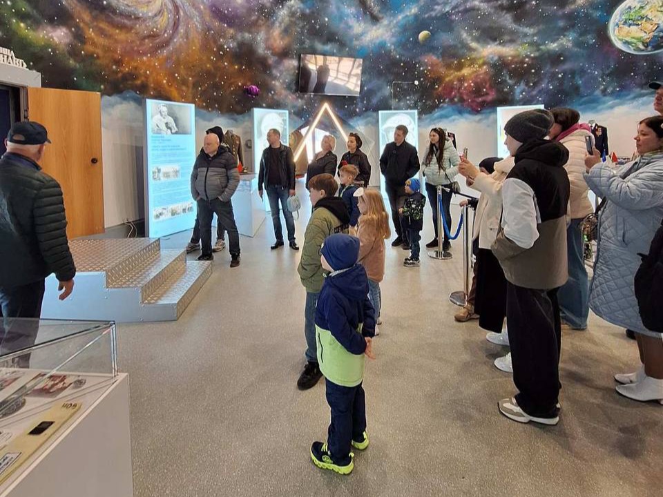 Работники Минской ТЭЦ-4 познакомились с устройством тракторостроения и историей авиации