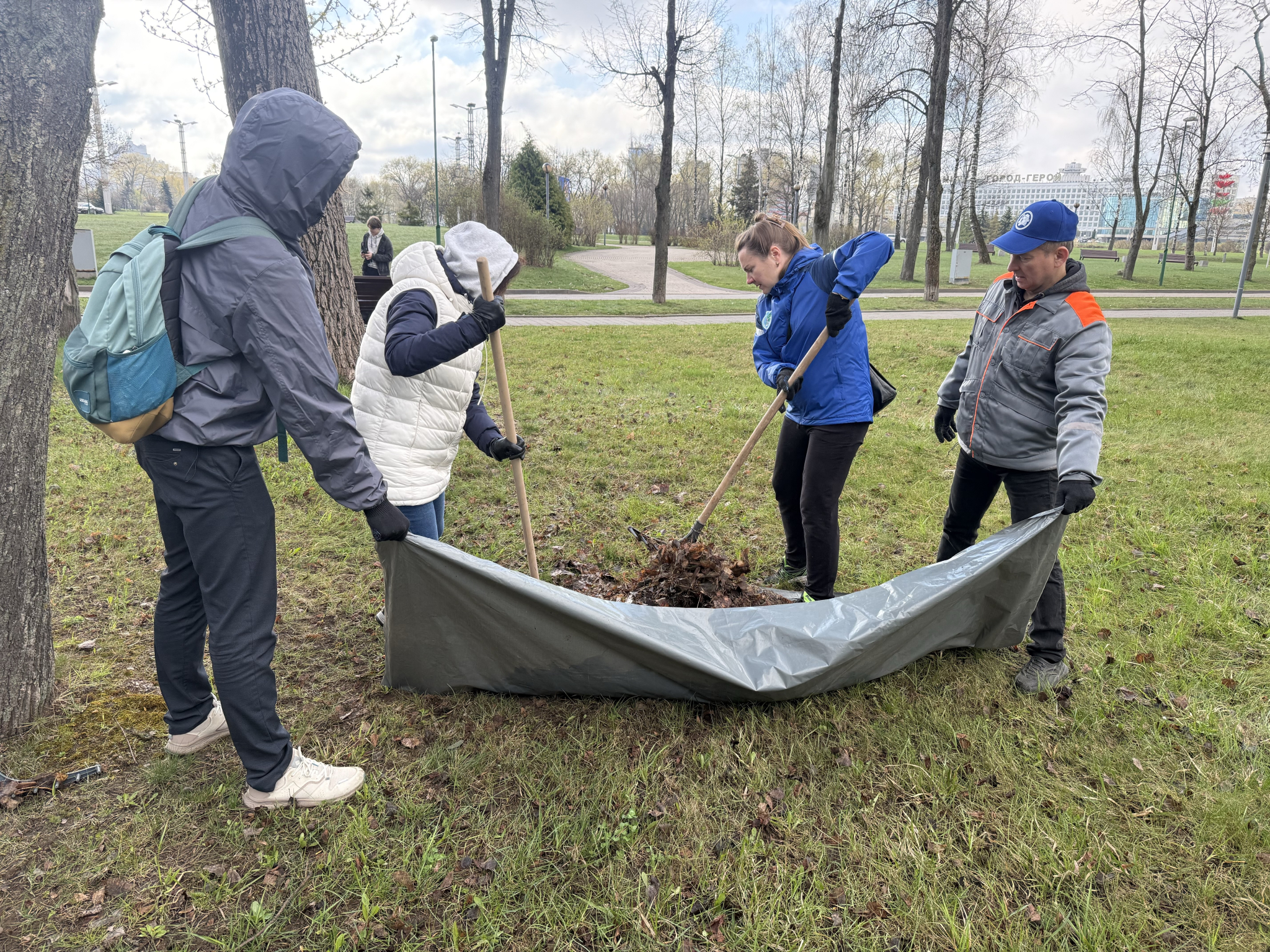 Профсоюзный актив столицы провёл субботник в парке Победы вместе с заместителем председателя ФПБ
