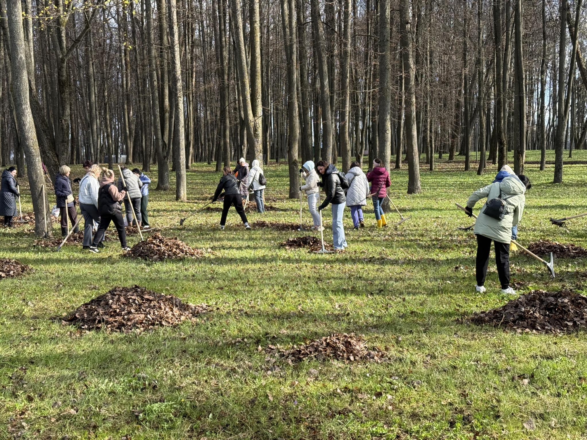 Профсоюзный актив столицы провёл субботник в парке Победы вместе с заместителем председателя ФПБ