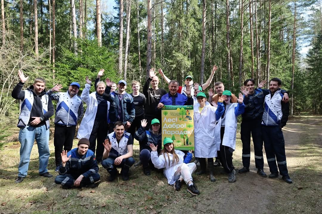 Республиканская акция «Лес! Дабро! Парадак!»: активисты Минских теплосетей высадили молодой лес в Пуховичском районе