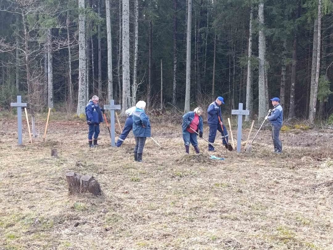 Энергетики «Борисовских электрических сетей» привели в порядок знаковые места воинской славы