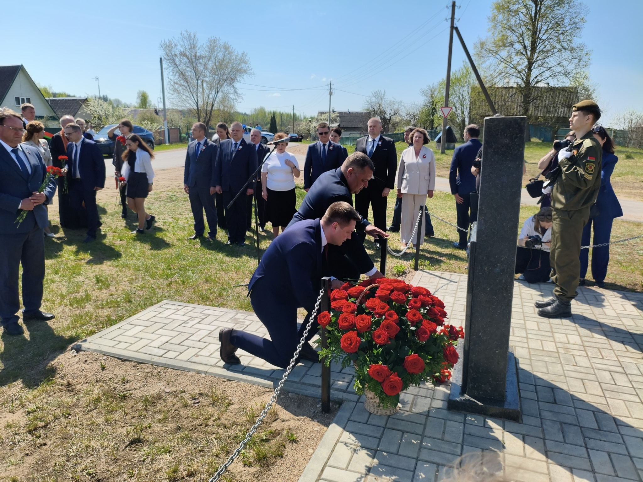 В деревне Старое Янчино открыли мемориальную плиту в память о 13 героях ВОВ, считавшихся пропавшими без вести