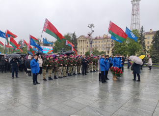 Представители отраслевого профсоюза почтили память воинов-освободителей на площади Победы в Минске