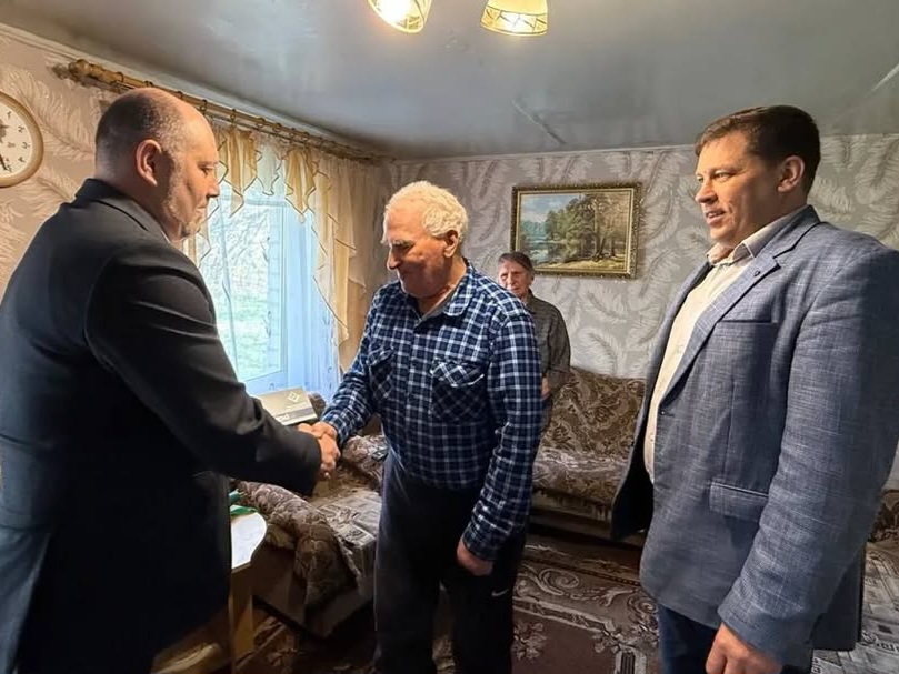 Энергетики Молодечненских электросетей навестили ветерана-узника Виталия Малько